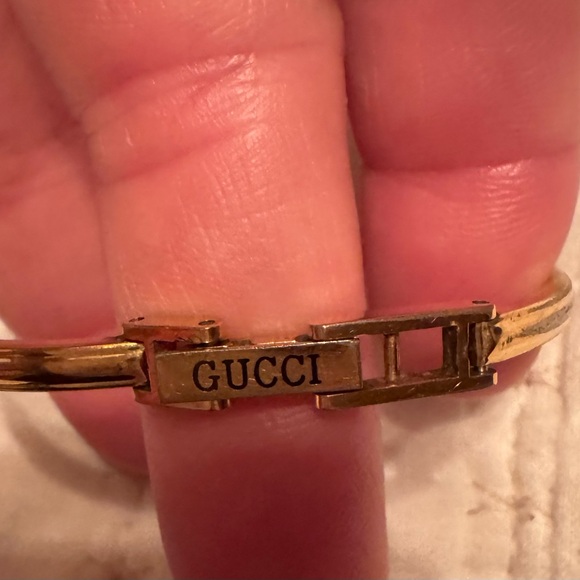 Vintage Gucci Bangle Women’s Watch
Includes Gucci Original Green and Red Band - Picture 2 of 7